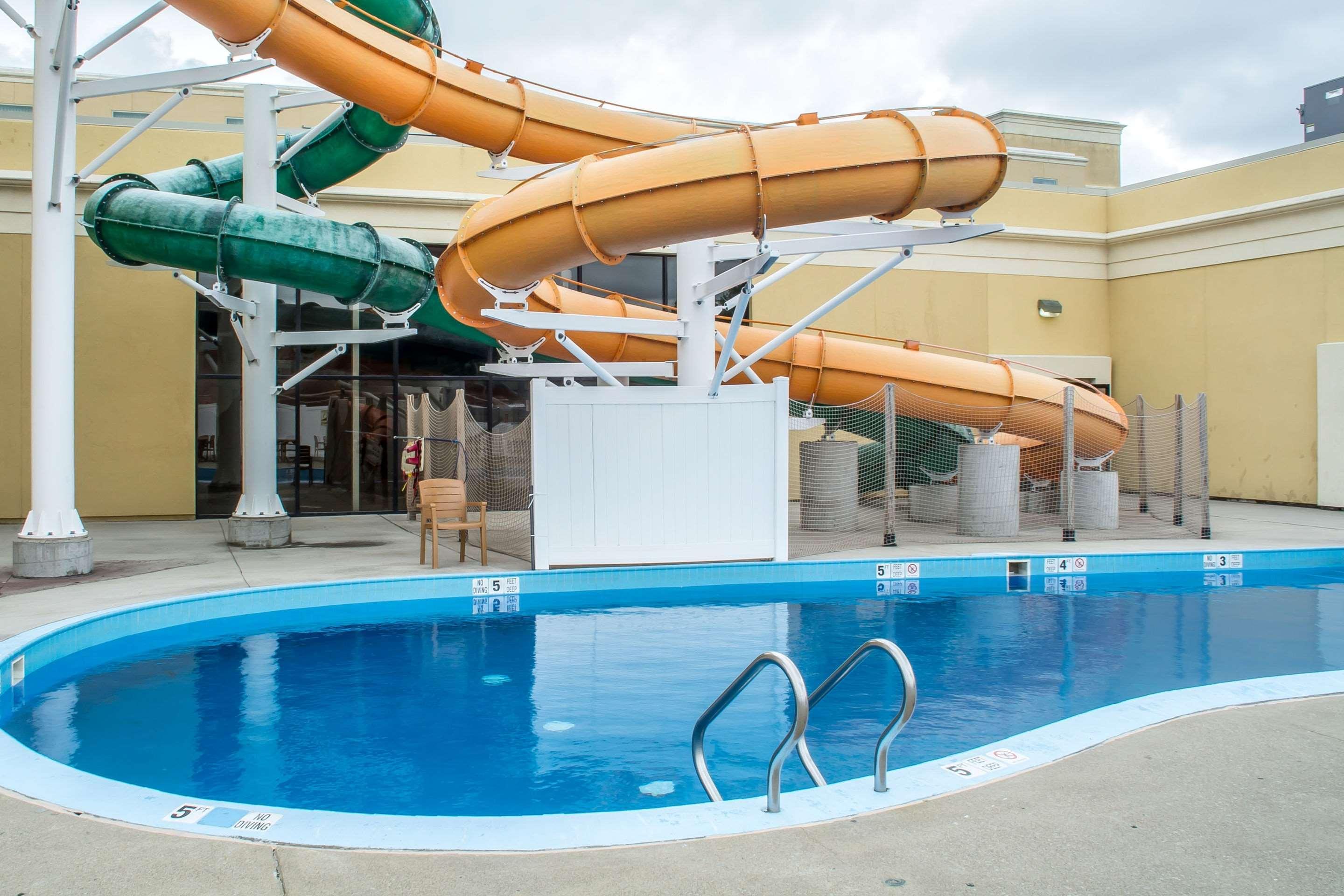 Quality Inn & Suites Palm Island Indoor Waterpark Batavia Exteriör bild
