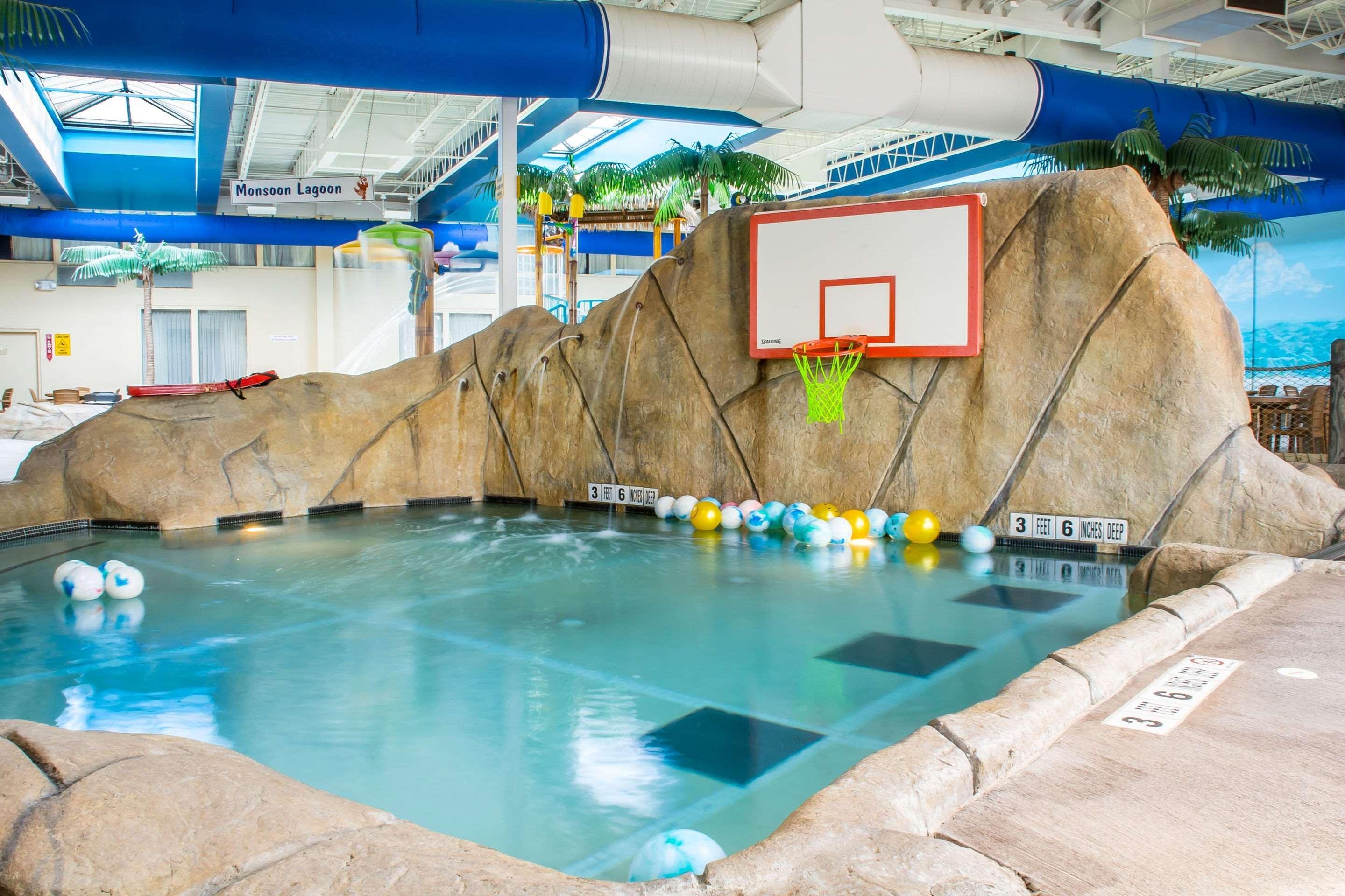 Quality Inn & Suites Palm Island Indoor Waterpark Batavia Exteriör bild