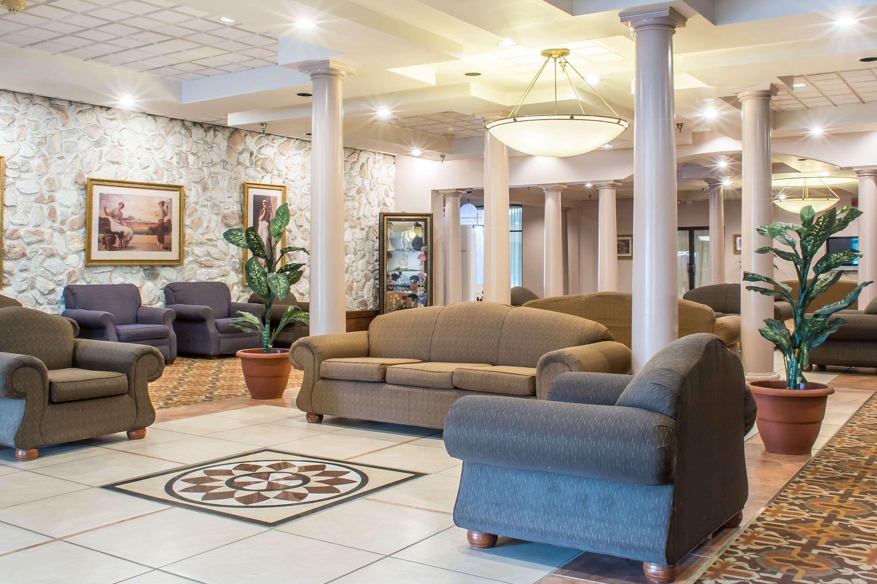 Quality Inn & Suites Palm Island Indoor Waterpark Batavia Exteriör bild